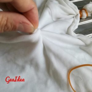 Arricciatura del tessuto e fissaggio degli elastici prima delle tinture.